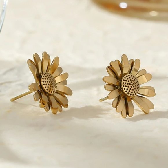 New 18K Gold Plated Daisy Flower Stud Earrings - Picture 5 of 6